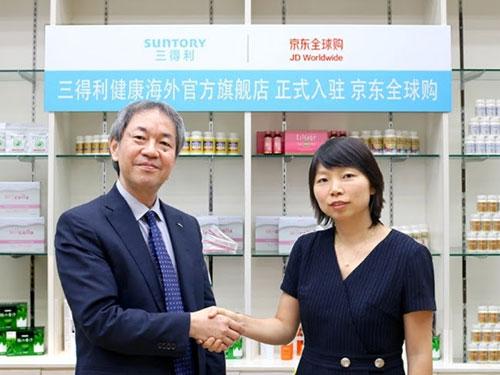 サントリーウェルネスの児島弘明執行役員（写真左）とＪＤＷｏｒｌｄｗｉｄｅの楊葉総経理（同右）